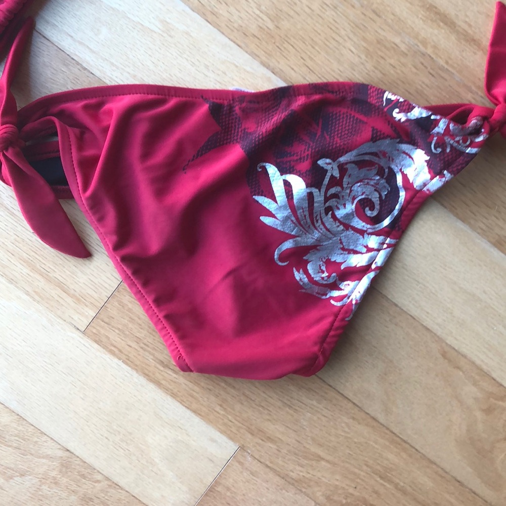 Red bikini - Picture 2 of 2